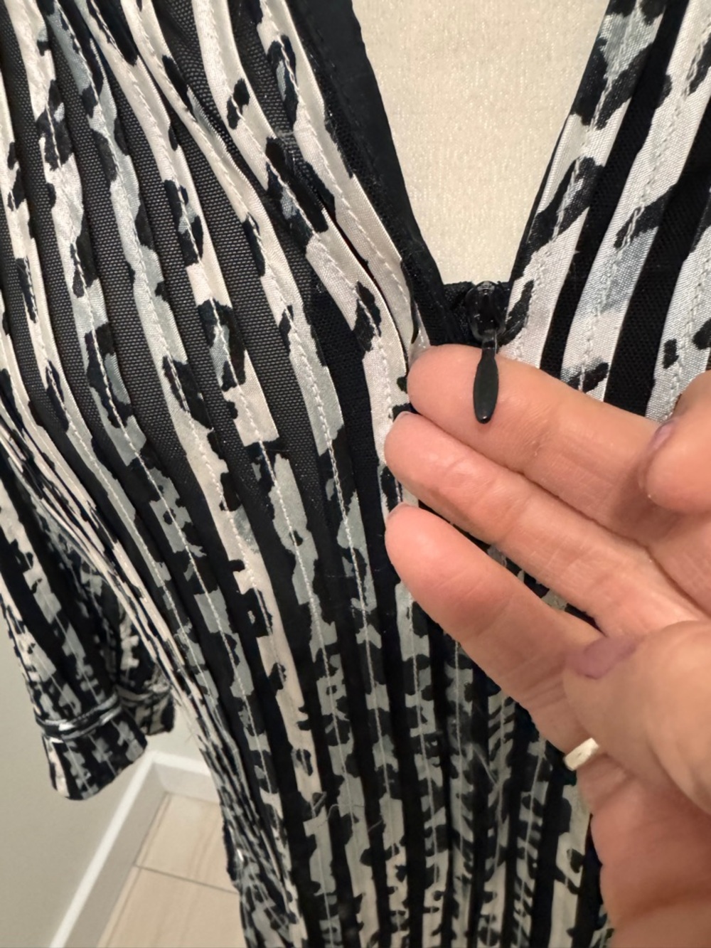 Black/White Vertical Print Jacket  Full Zipper 3/4 Sleeve Shutter Pleats Sz M/L - Picture 3 of 16